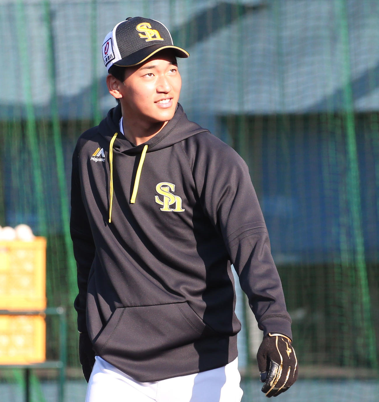 サインボール投げ入れ後に笑顔を見せる前田悠（撮影・冨田成美）