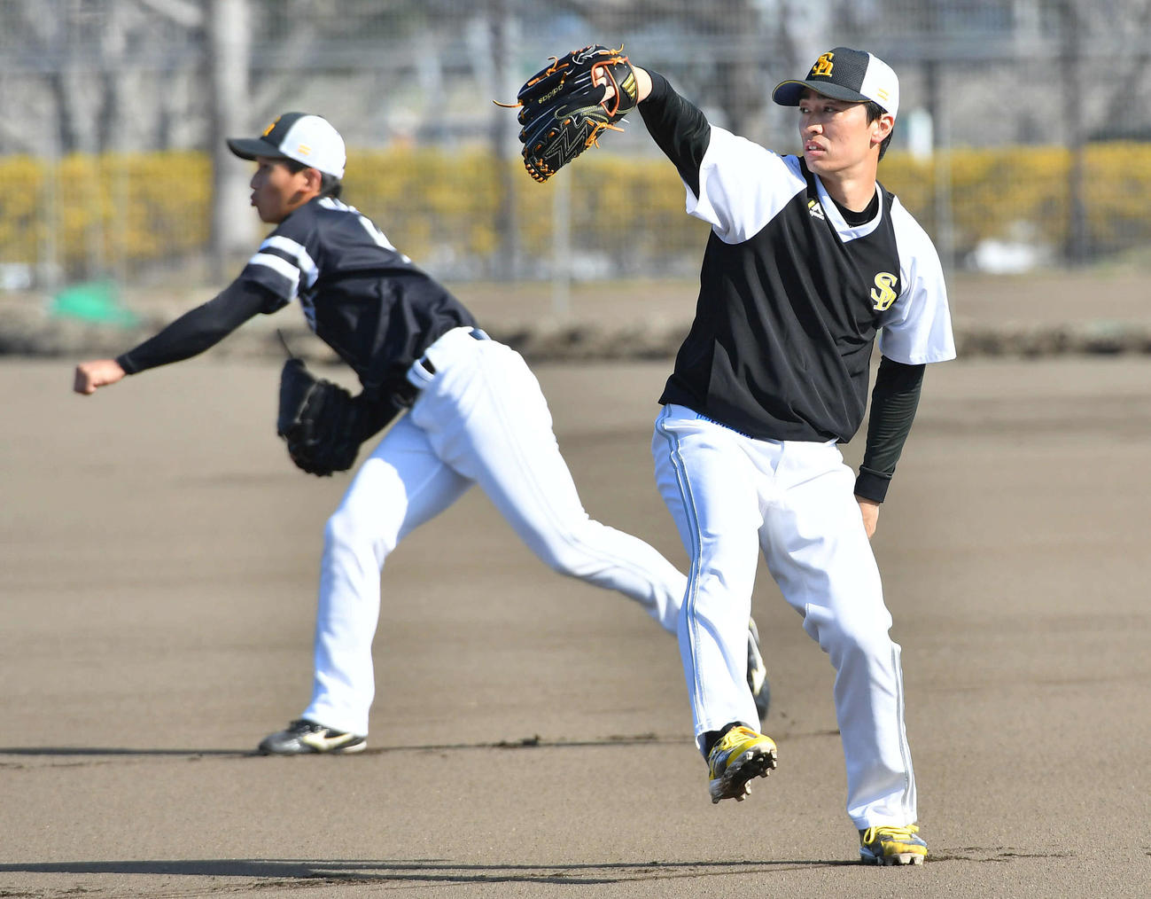 前田悠（左）の隣でキャッチボールを行うソフトバンク和田（撮影・岩下翔太）