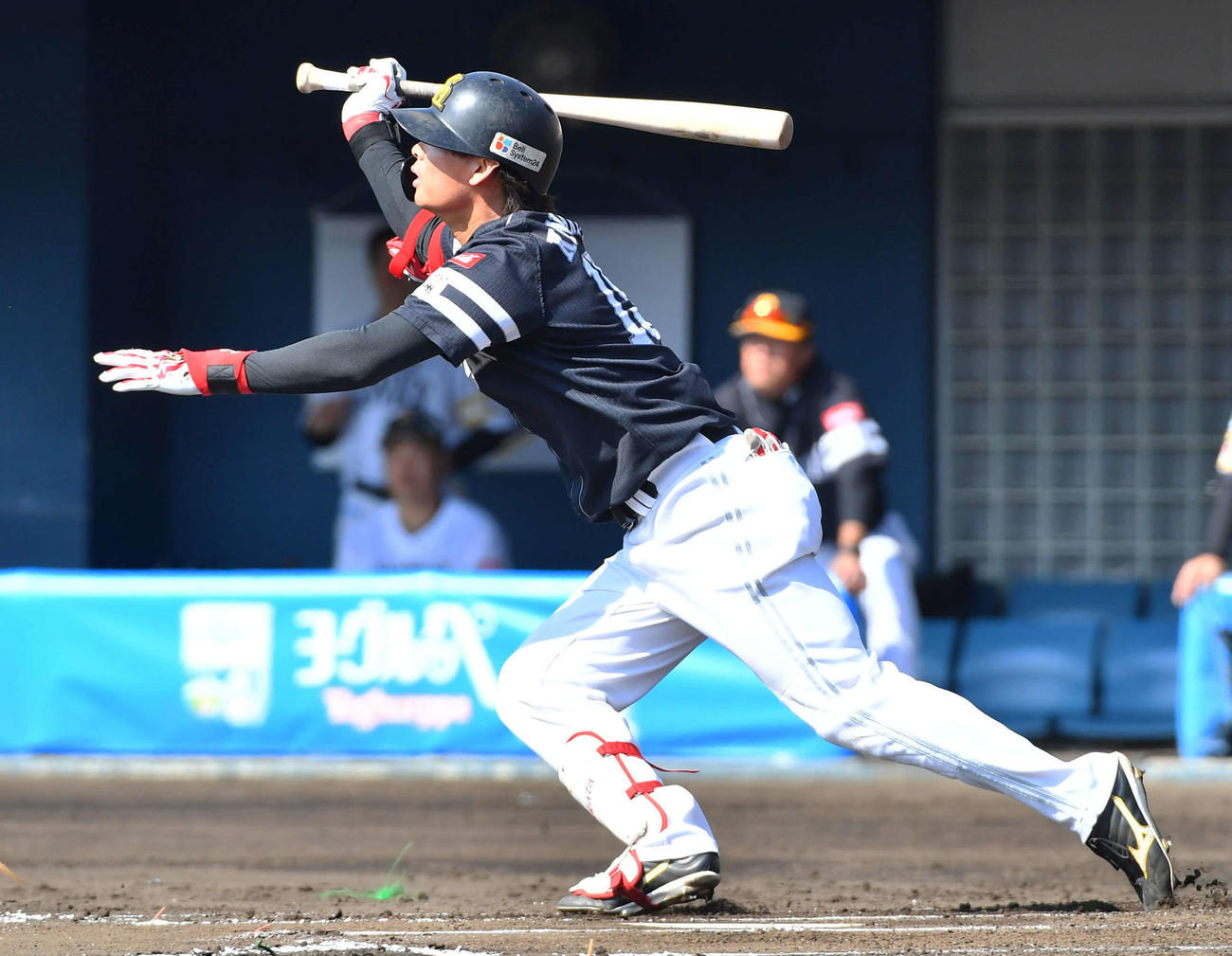 ソフトバンク紅白戦　3回表紅組無死、仲田は右越え二塁打を放つ（撮影・岩下翔太）