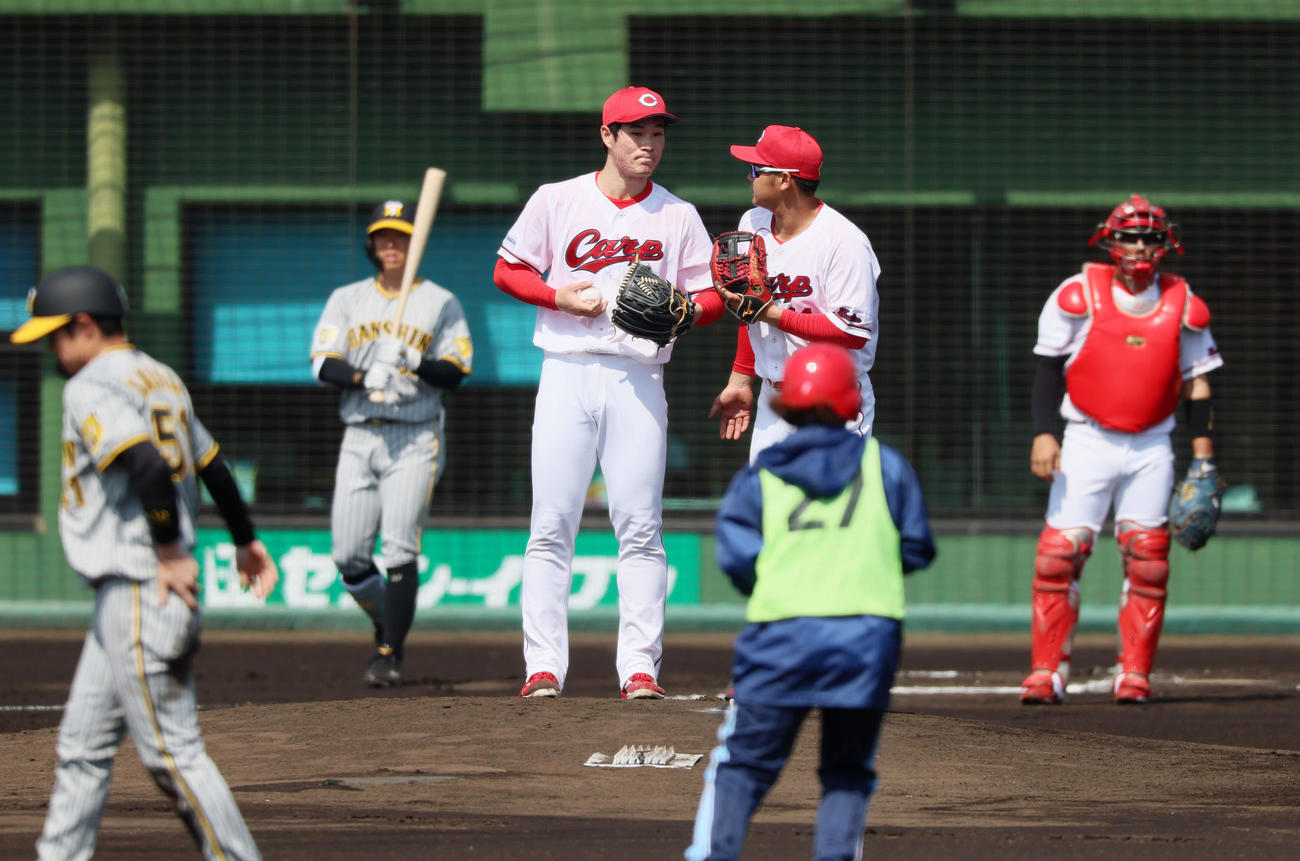 練習試合　広島対阪神　1回表阪神無死二、三塁、広島先発斉藤は中野（左）に中二塁打を許しマウンドで田中から声を掛けられる（撮影・加藤哉）