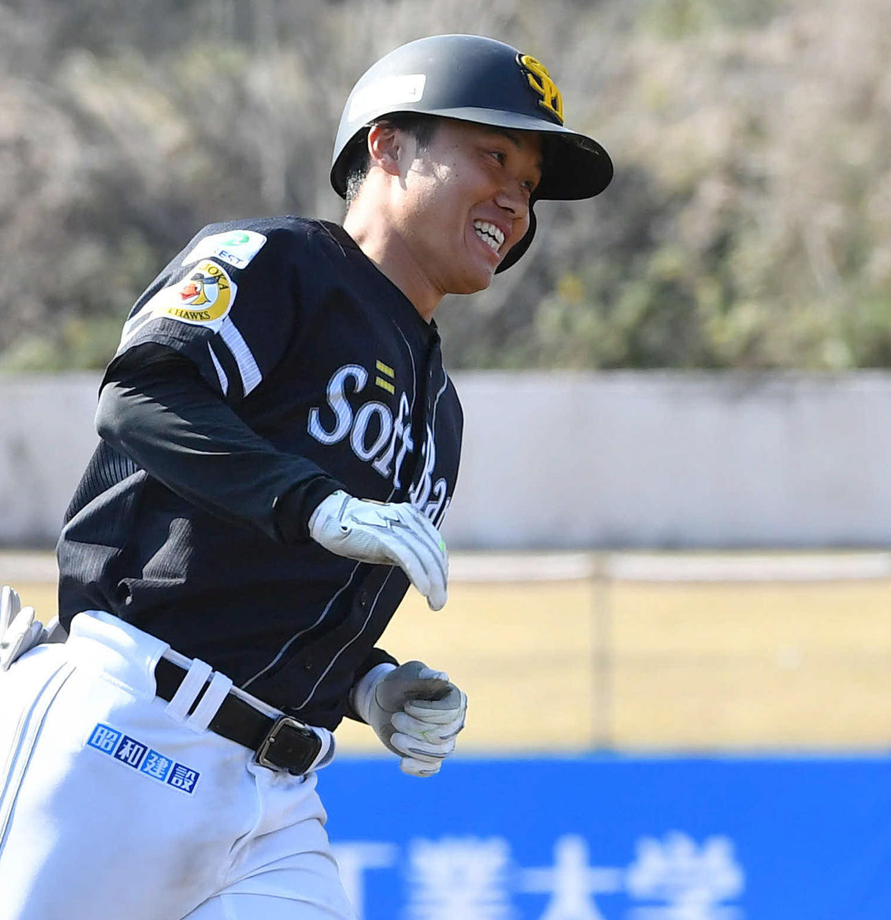 ソフトバンク紅白戦　5回表紅組無死、左越え本塁打を放ち、笑顔で三塁を回る海野（撮影・岩下翔太）