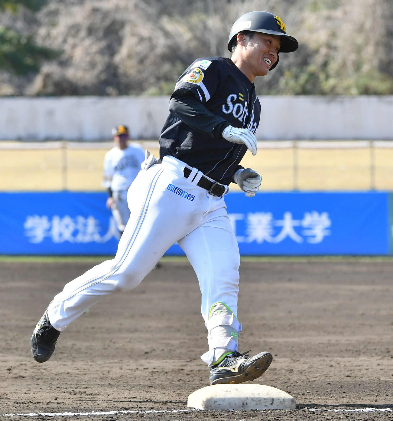 ソフトバンク紅白戦　5回表紅組無死、左越え本塁打を放ち、笑顔で三塁を回る海野（撮影・岩下翔太）