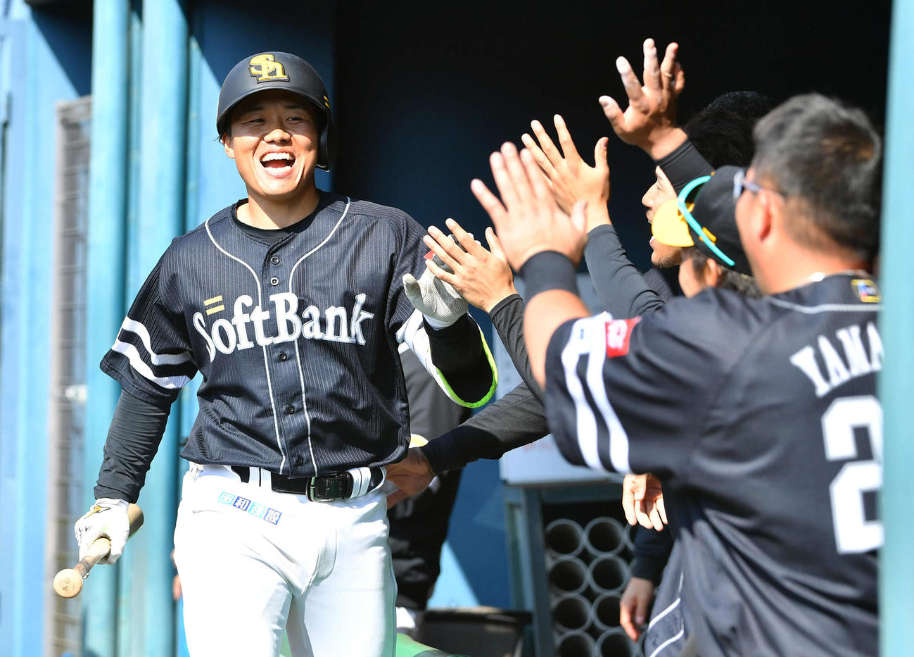 ソフトバンク紅白戦　5回表紅組無死、左越え本塁打を放ち、ナインと笑顔でタッチを交わす海野（撮影・岩下翔太）