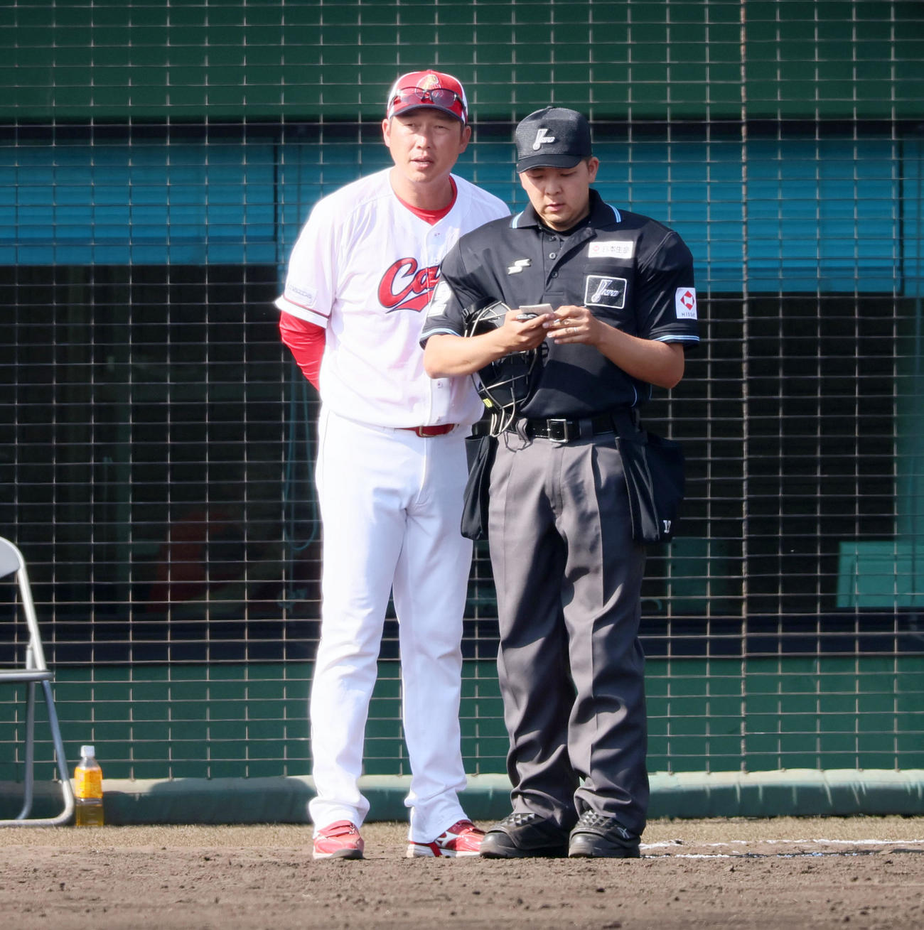 練習試合　広島対阪神　6回裏を終え選手交代を告げる新井監督（撮影・加藤哉）