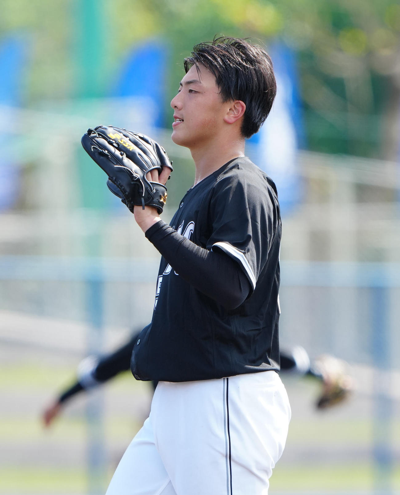 DeNA対ロッテ　2回裏DeNA1死一、三塁、林に死球を与えた田中晴（撮影・江口和貴）