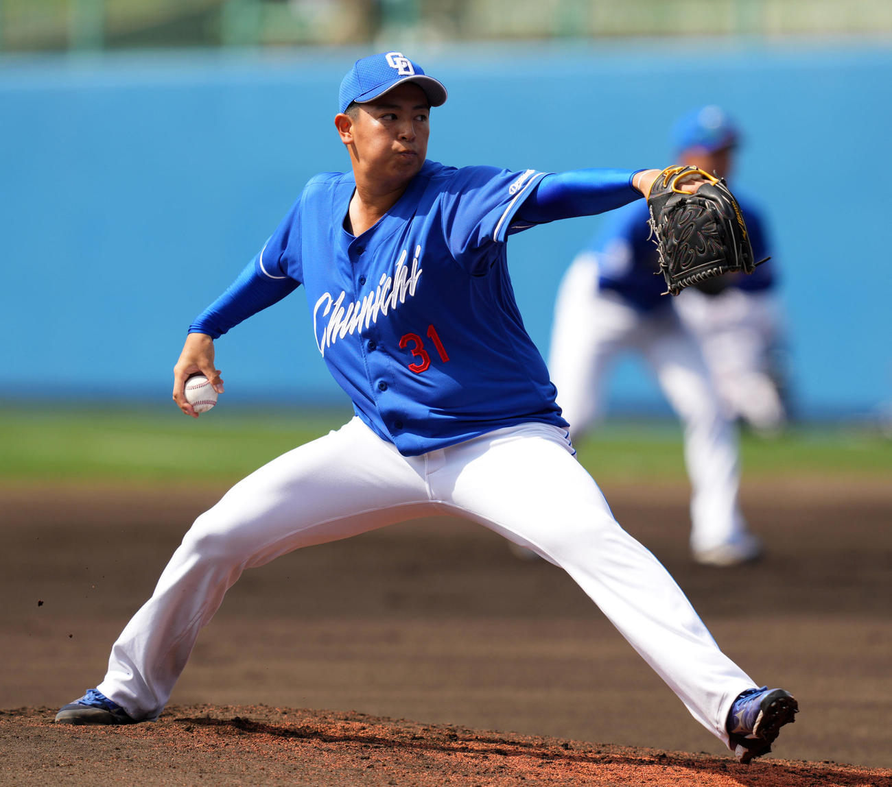 ヤクルト対中日　力投する中日先発の仲地（撮影・横山健太）