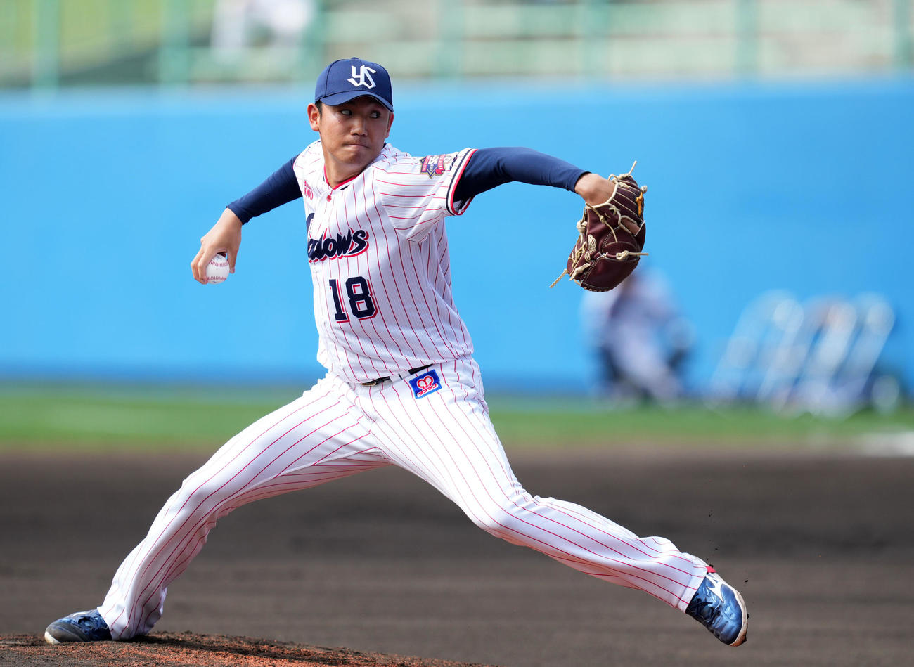 ヤクルト対中日　力投するヤクルト先発の奥川（撮影・横山健太）