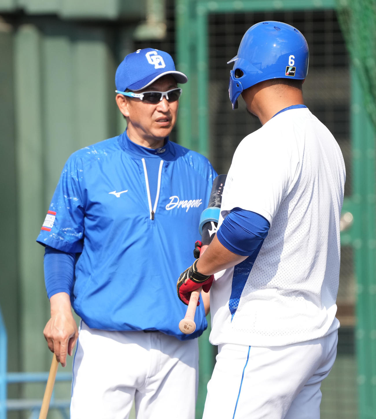 中田と言葉を交わす立浪監督（左）（撮影・森本幸一）
