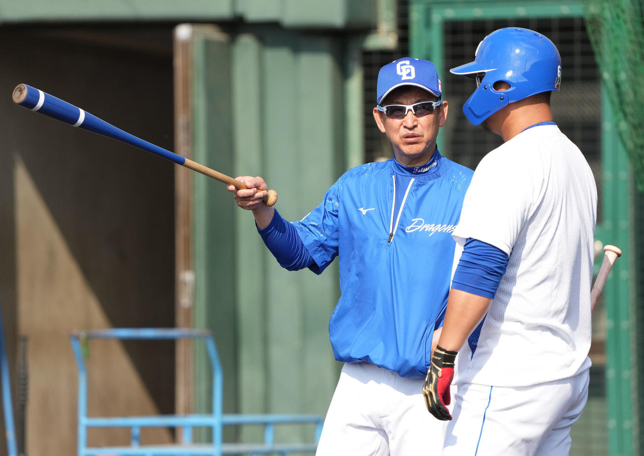 中田と言葉を交わす立浪監督（左）（撮影・森本幸一）