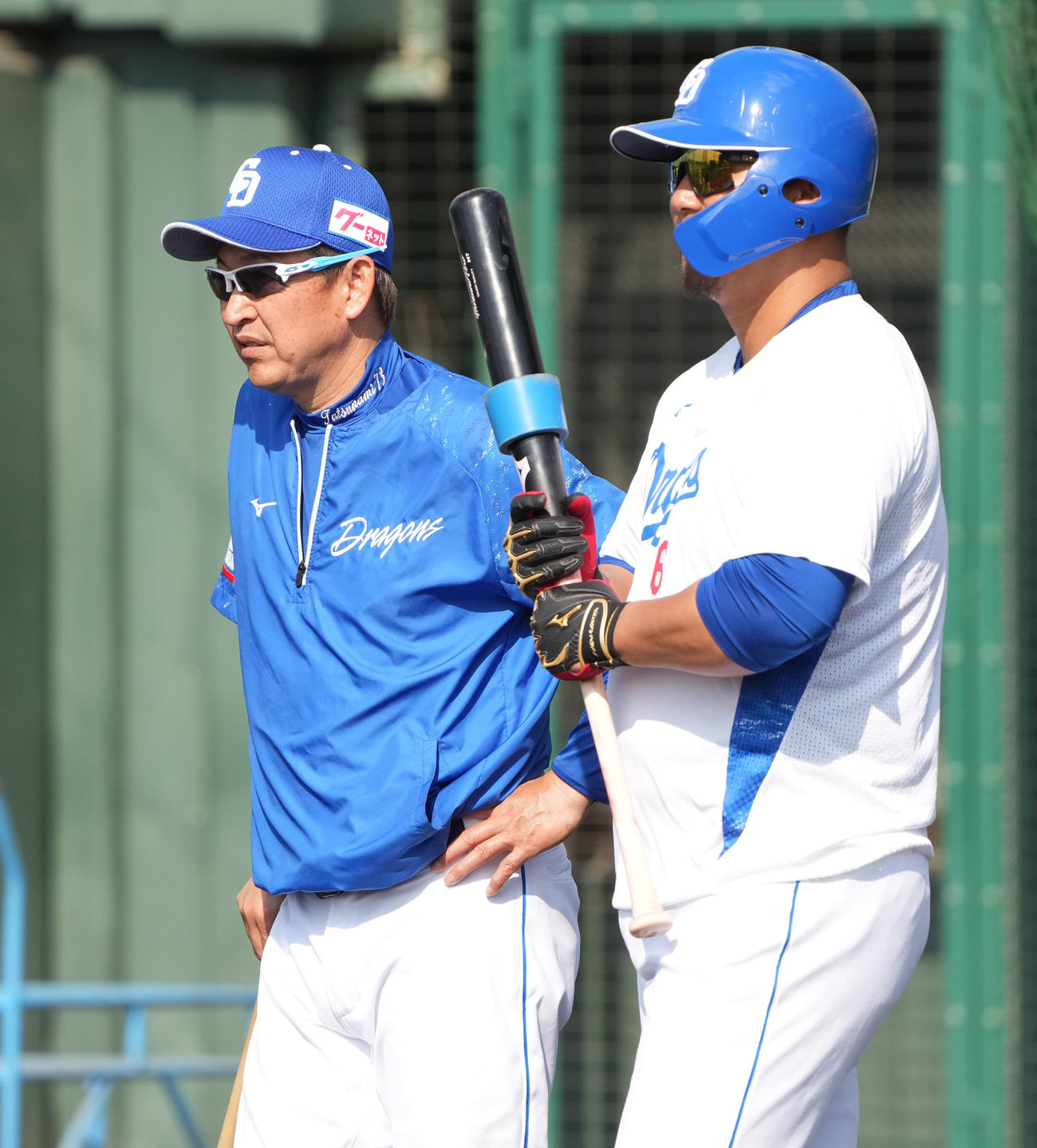 中田と言葉を交わす立浪監督（左）（撮影・森本幸一）