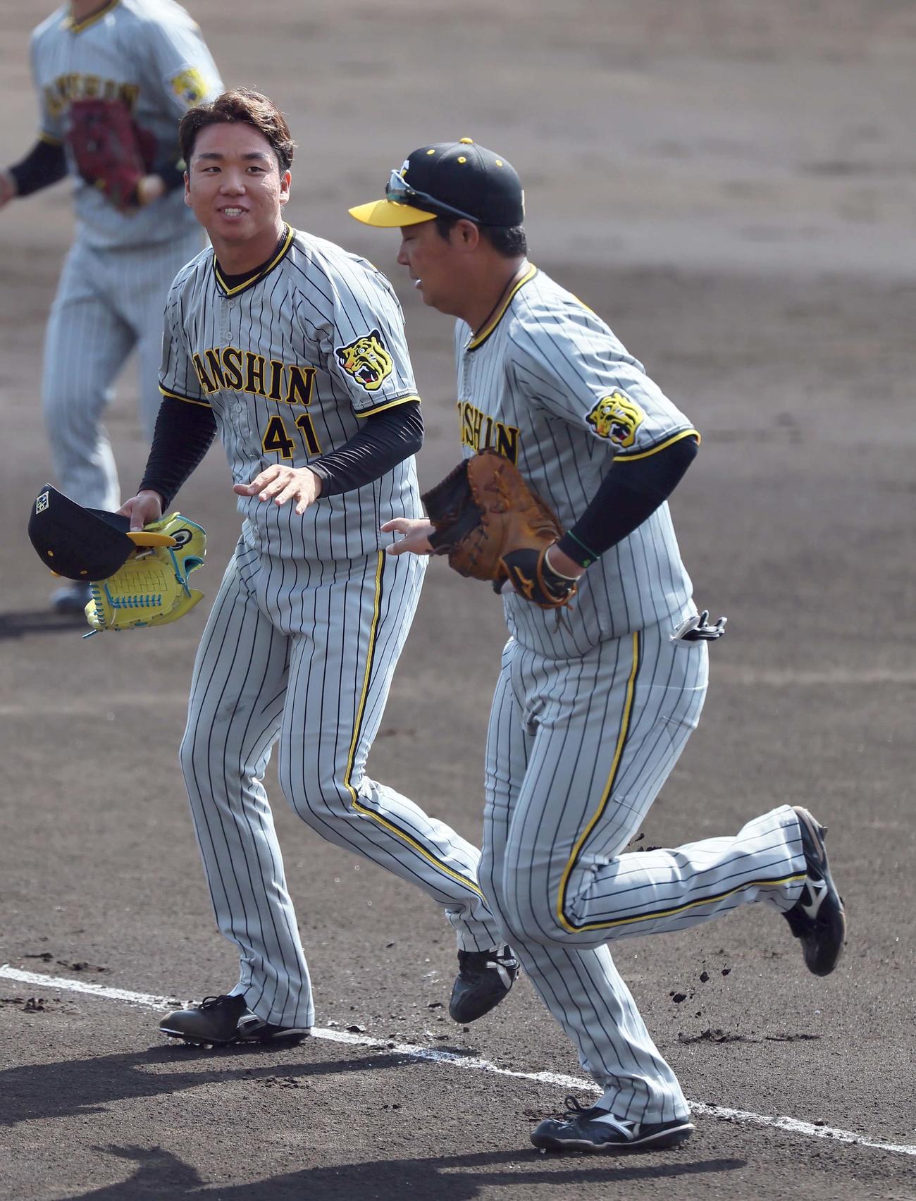 広島対阪神　村上は初回を無失点に抑えベンチに引き揚げる。右は大山（撮影・上田博志）