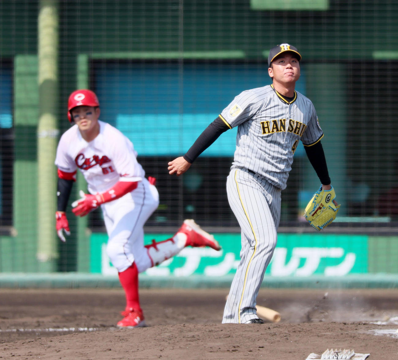 広島対阪神　2回裏広島1死、村上は小園を中飛に仕留める（撮影・加藤哉）
