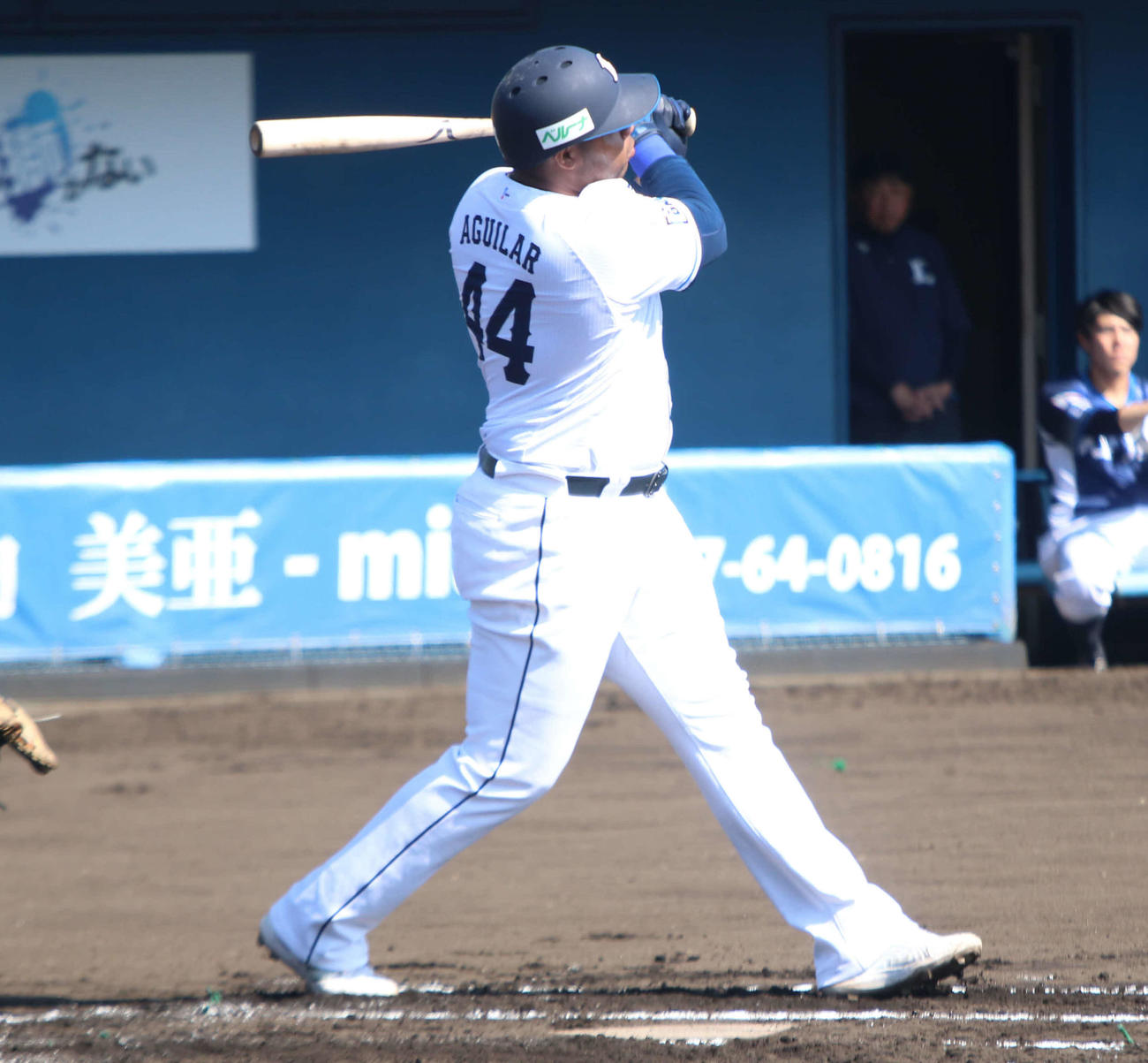 西武紅白戦　1回裏白組2死三塁で左越えに本塁打を放つアギラー（撮影・山崎純一）
