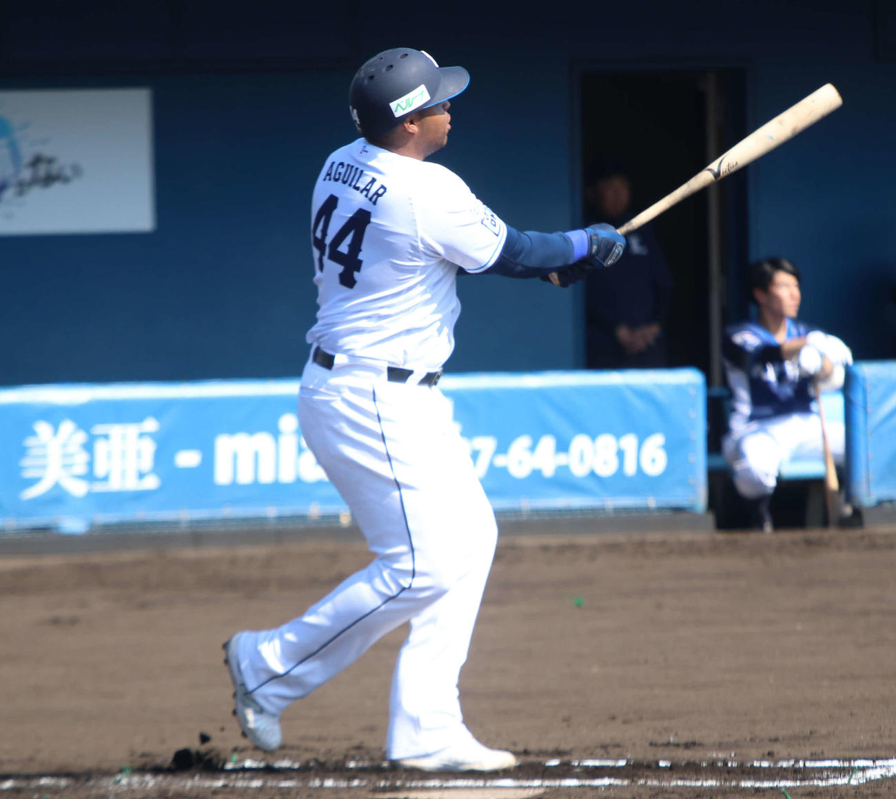 西武紅白戦　1回裏白組2死三塁で左越えに本塁打を放つアギラー（撮影・山崎純一）
