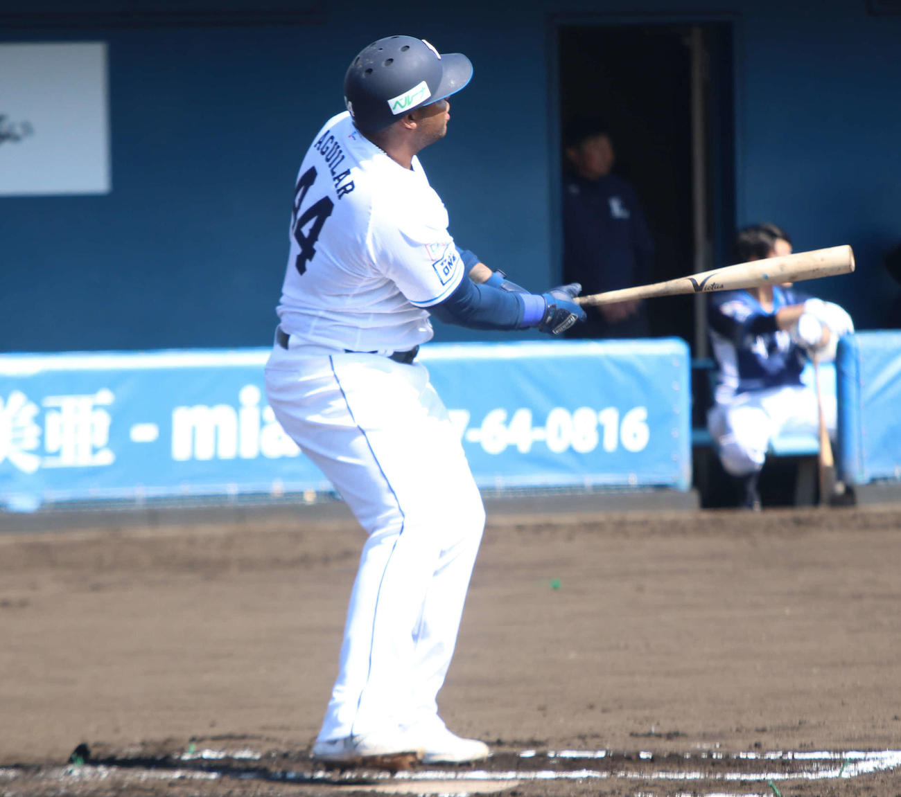 西武紅白戦　1回裏白組2死三塁で左越えに本塁打を放つアギラー（撮影・山崎純一）
