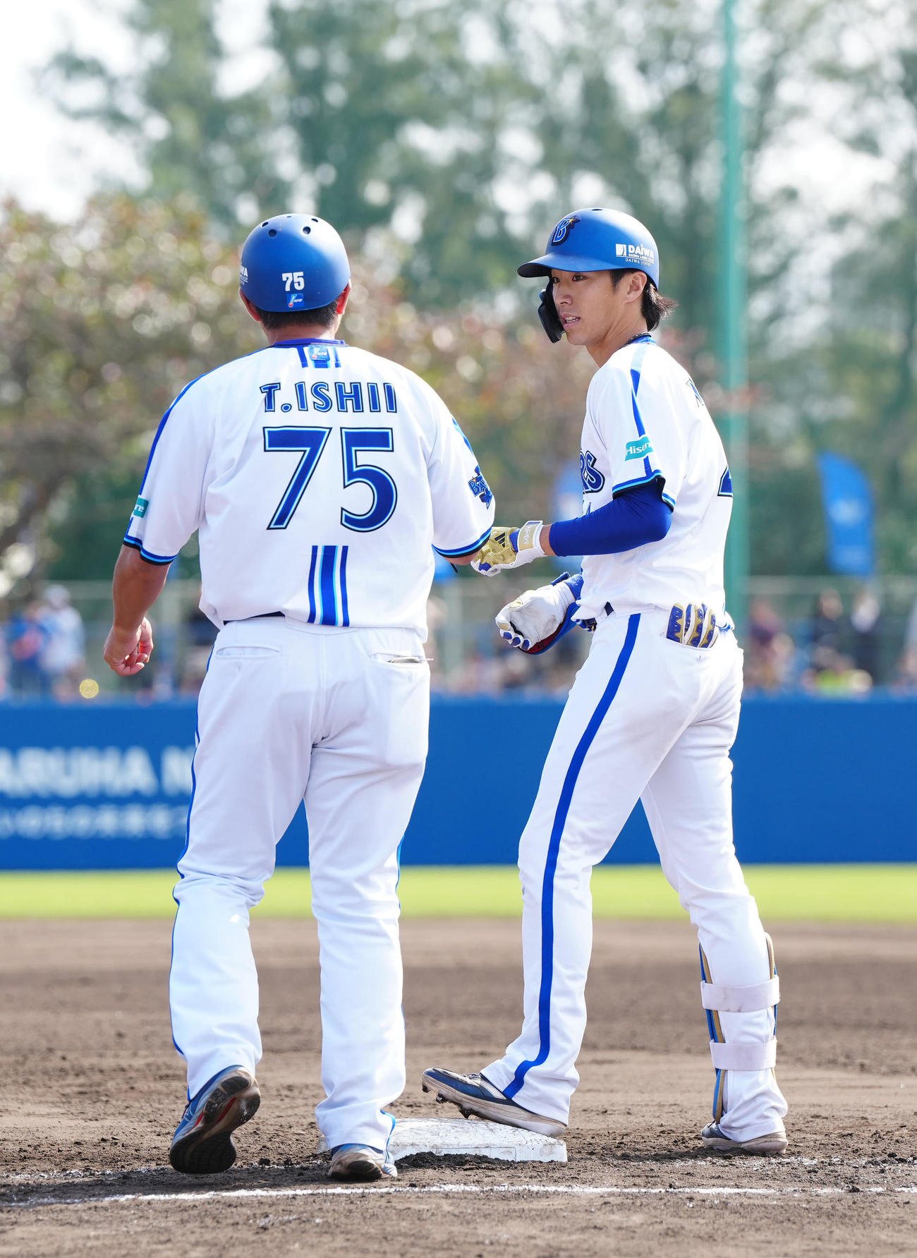 DeNA対ロッテ　8回裏DeNA1死、右前打を放った度会（右）（撮影・江口和貴）