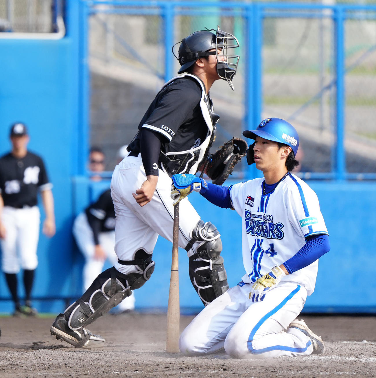 DeNA対ロッテ　9回裏DeNA2死一塁、見逃しの三振に倒れ座り込む度会。捕手松川（撮影・江口和貴）
