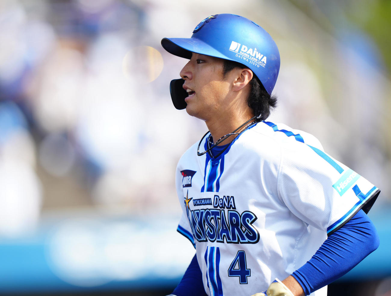 DeNA対ロッテ　8回裏終了後、ベンチに引き揚げるDeNA度会（撮影・江口和貴）