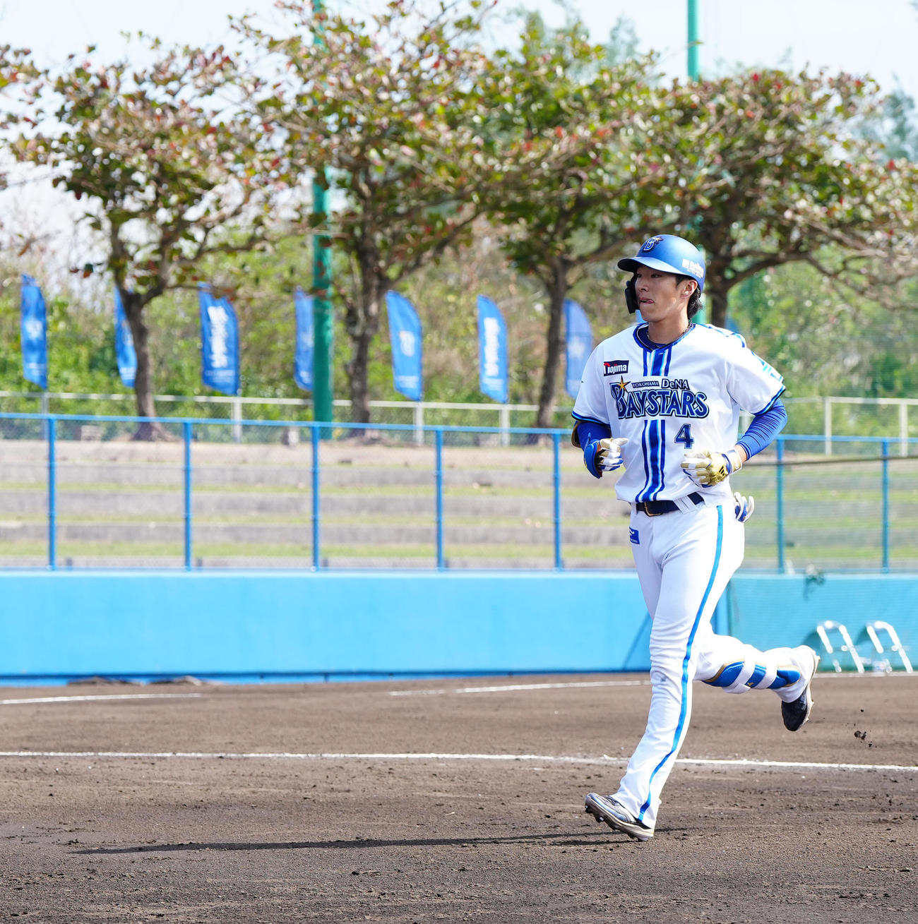 DeNA対ロッテ　6回裏DeNA無死、右飛に倒れベンチに引き揚げる度会（撮影・江口和貴）