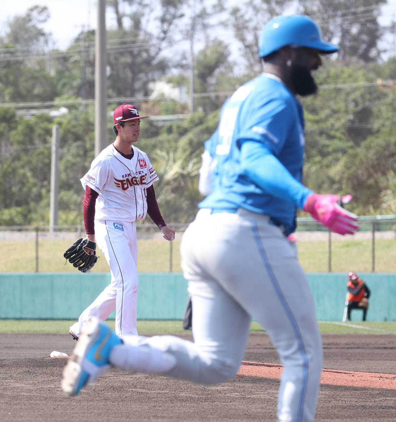 楽天対日本ハム　1回表日本ハム2死一塁、レイエス（右手前）に右越え2点本塁打を浴びる古謝（撮影・佐藤翔太）