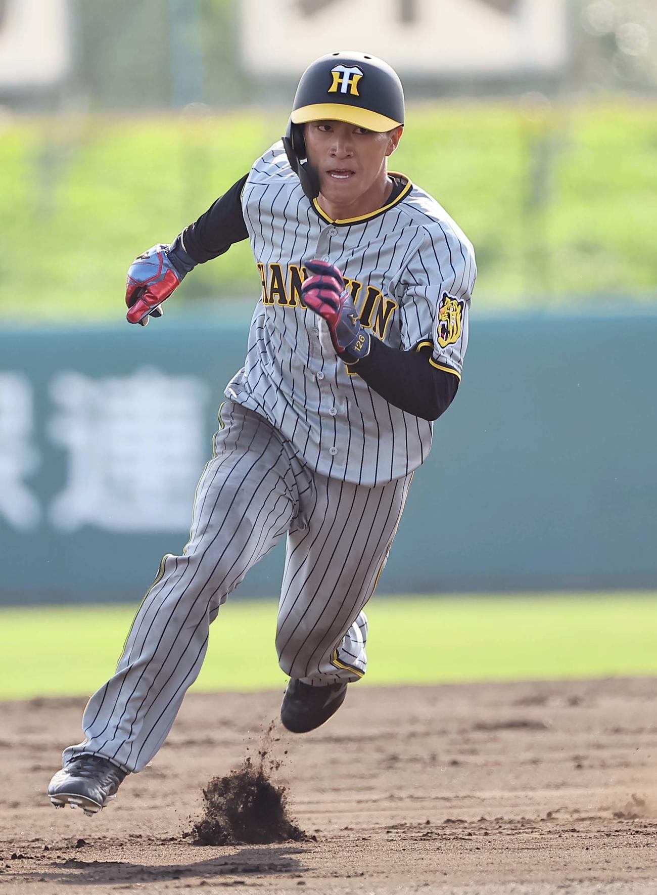 広島対阪神　8回表阪神1死一塁、植田の中前打で三塁へ走る福島（撮影・上田博志）