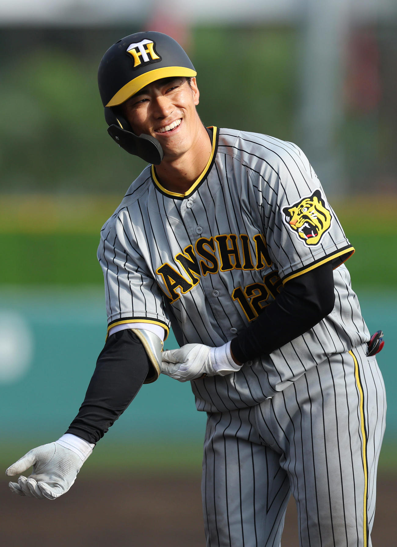広島対阪神　9回表阪神2死一、三塁、右前適時打を放ち、笑顔を見せる福島（撮影・前田充）