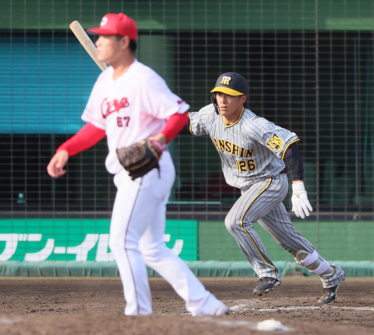 広島対阪神　9回表阪神2死一、三塁、福島は右前適時打を放つ。投手は内間（撮影・加藤哉）