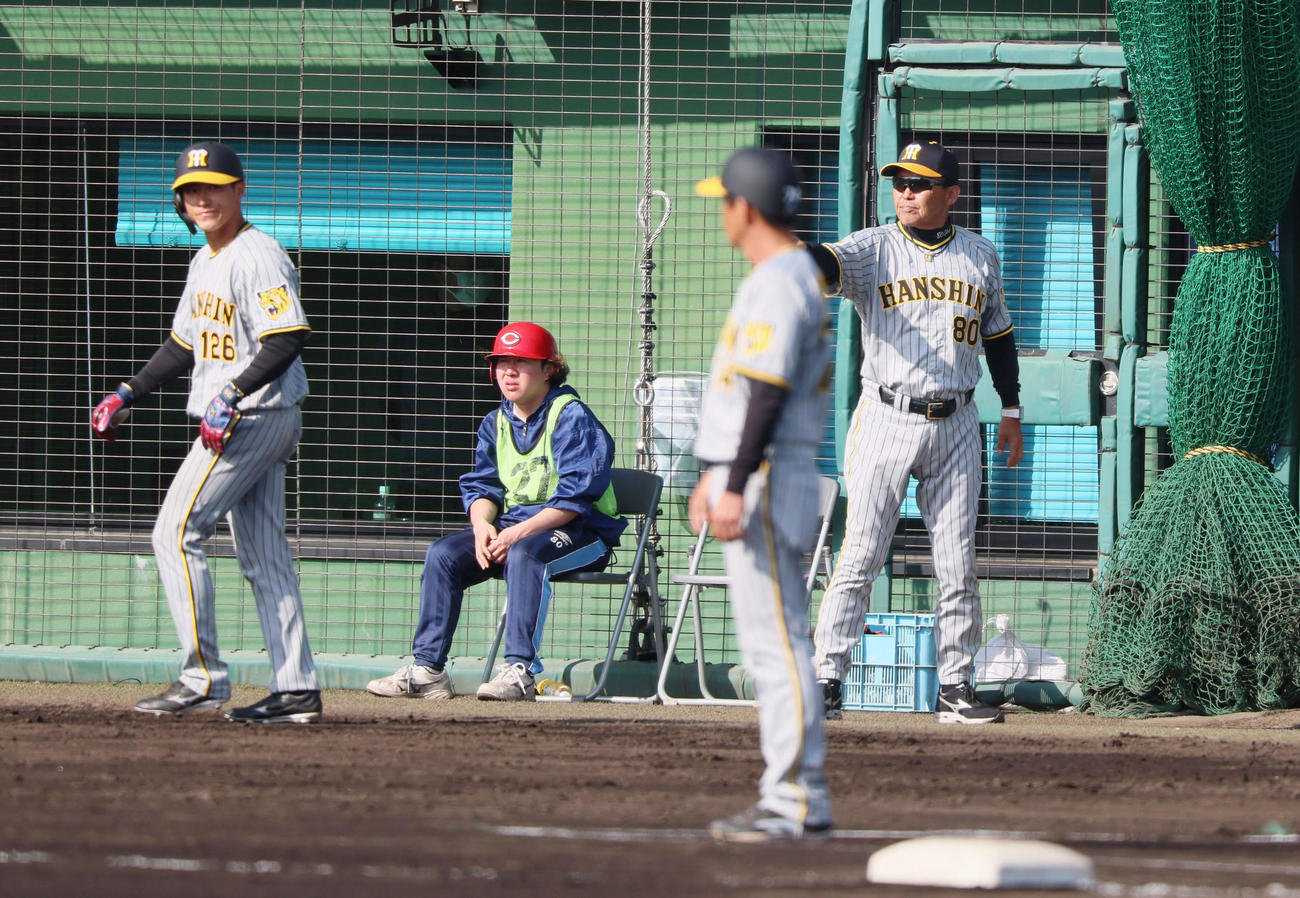 練習試合　広島対阪神　8回表阪神1死一塁、野口の代走福島（左）を告げる岡田監督（撮影・加藤哉）