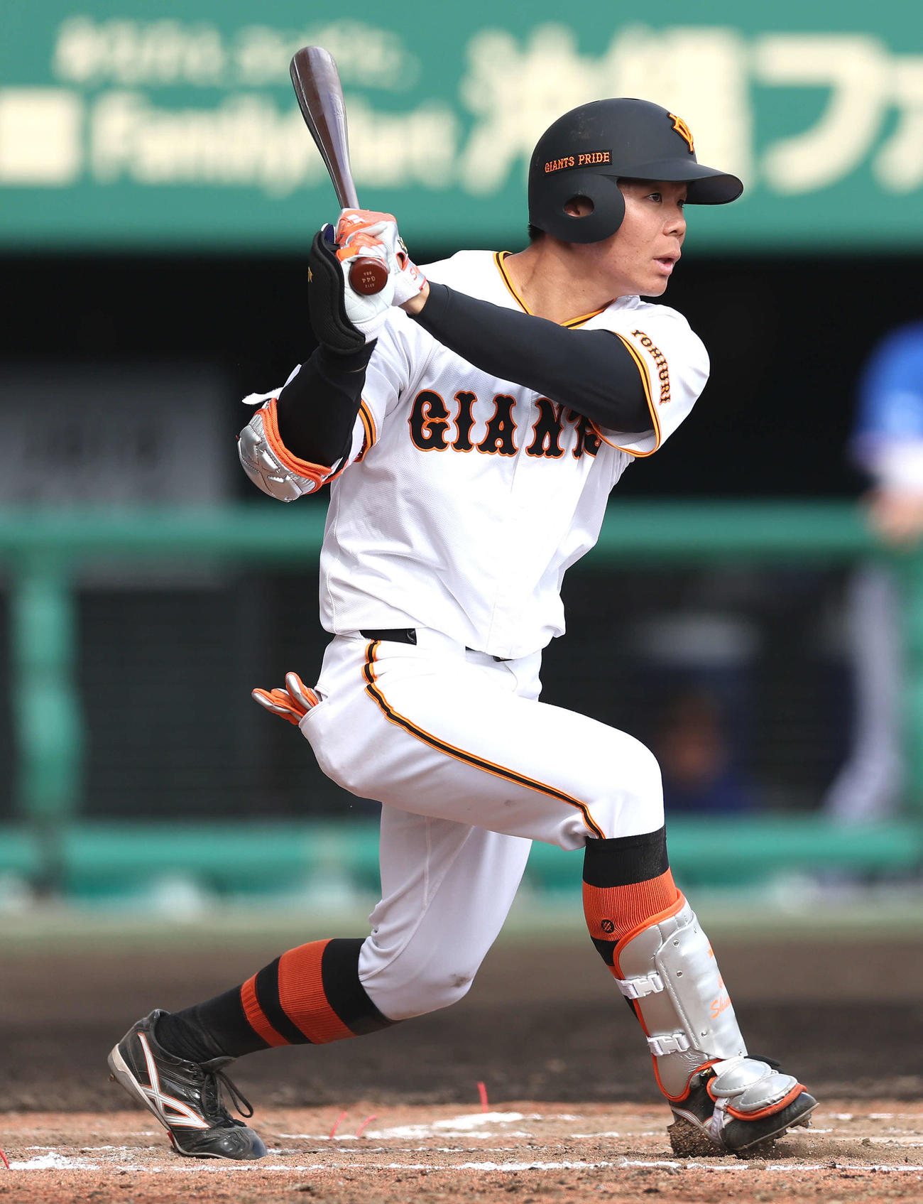 巨人対サムスン　6回裏巨人2死一、二塁、右翼線に2点適時三塁打を放つ佐々木（撮影・河田真司）