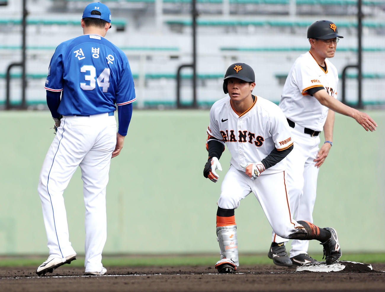 巨人対サムスン　6回裏巨人2死一、二塁、右翼線に2点適時三塁打を放ち出塁する佐々木（左から2人目）（撮影・河田真司）