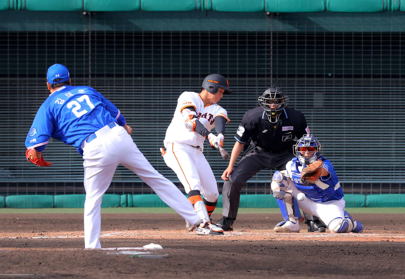 巨人対サムスン　8回裏巨人1死二、三塁、中前2点適時打を放つ佐々木（撮影・河田真司）