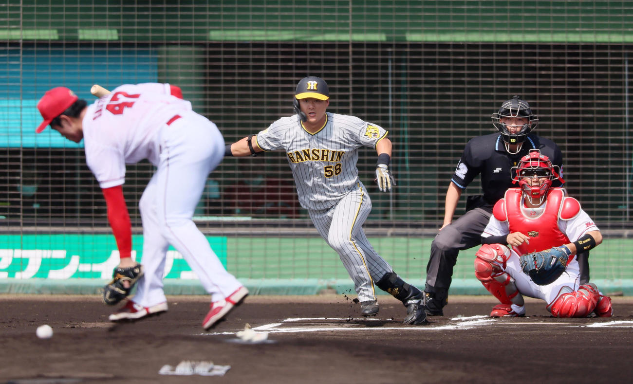 広島対阪神　1回表阪神無死、前川は中前打を放つ。投手は斉藤（撮影・加藤哉）