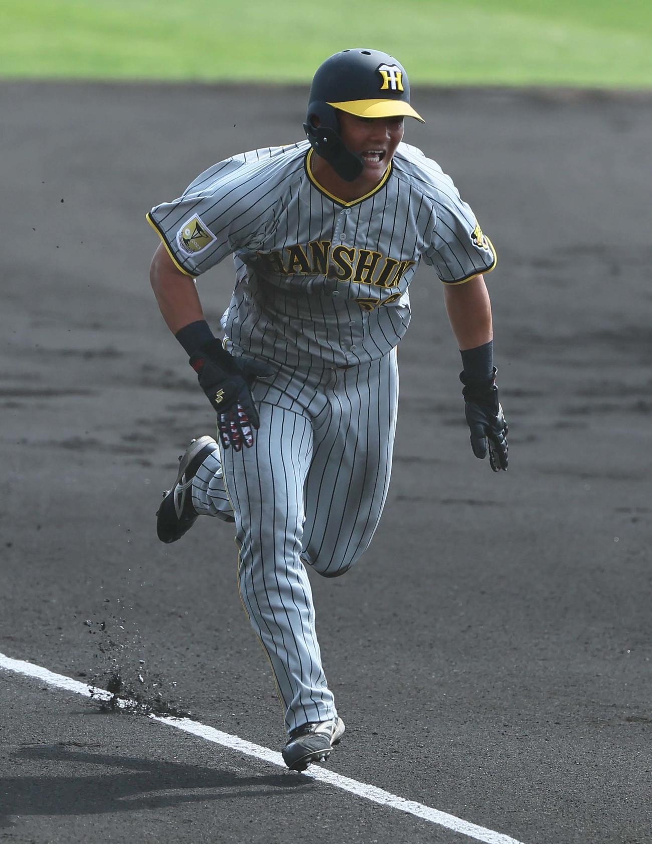 広島対阪神　1回表阪神無死二、三塁、林のファンブルを見て生還する前川（撮影・上田博志）
