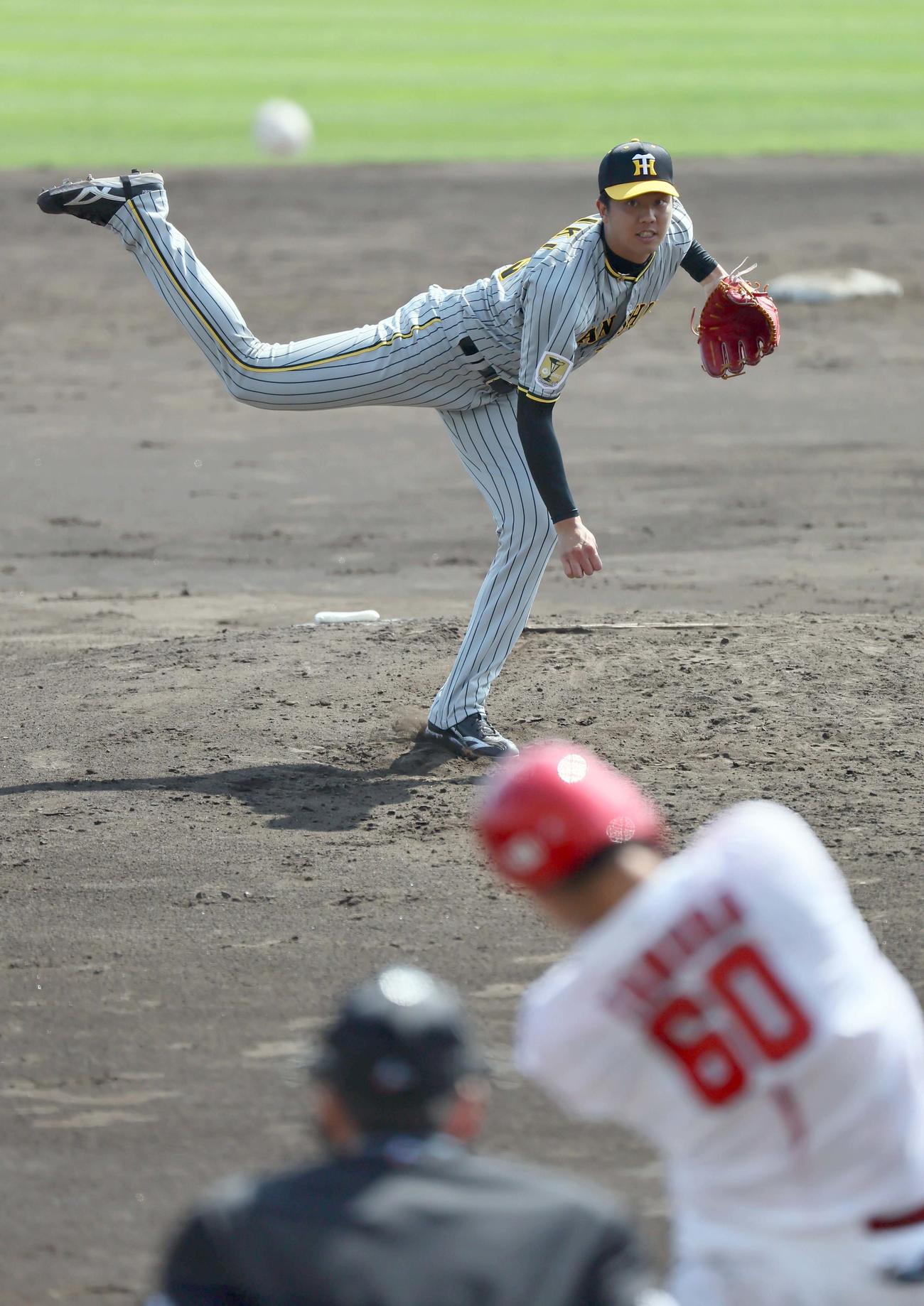広島対阪神　3回表広島2死、才木は田村を捕邪飛に打ち取る（撮影・上田博志）