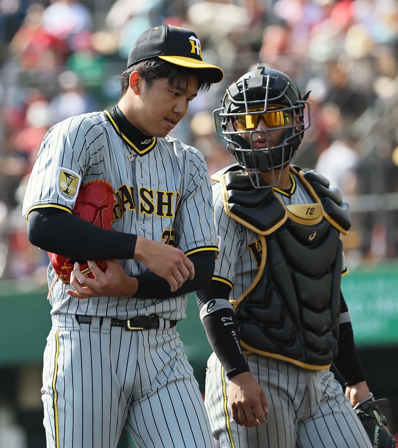 広島対阪神　広島打線を相手に2回を無失点に抑えた才木（左）は、坂本と話しながらベンチに戻る（撮影・上田博志）