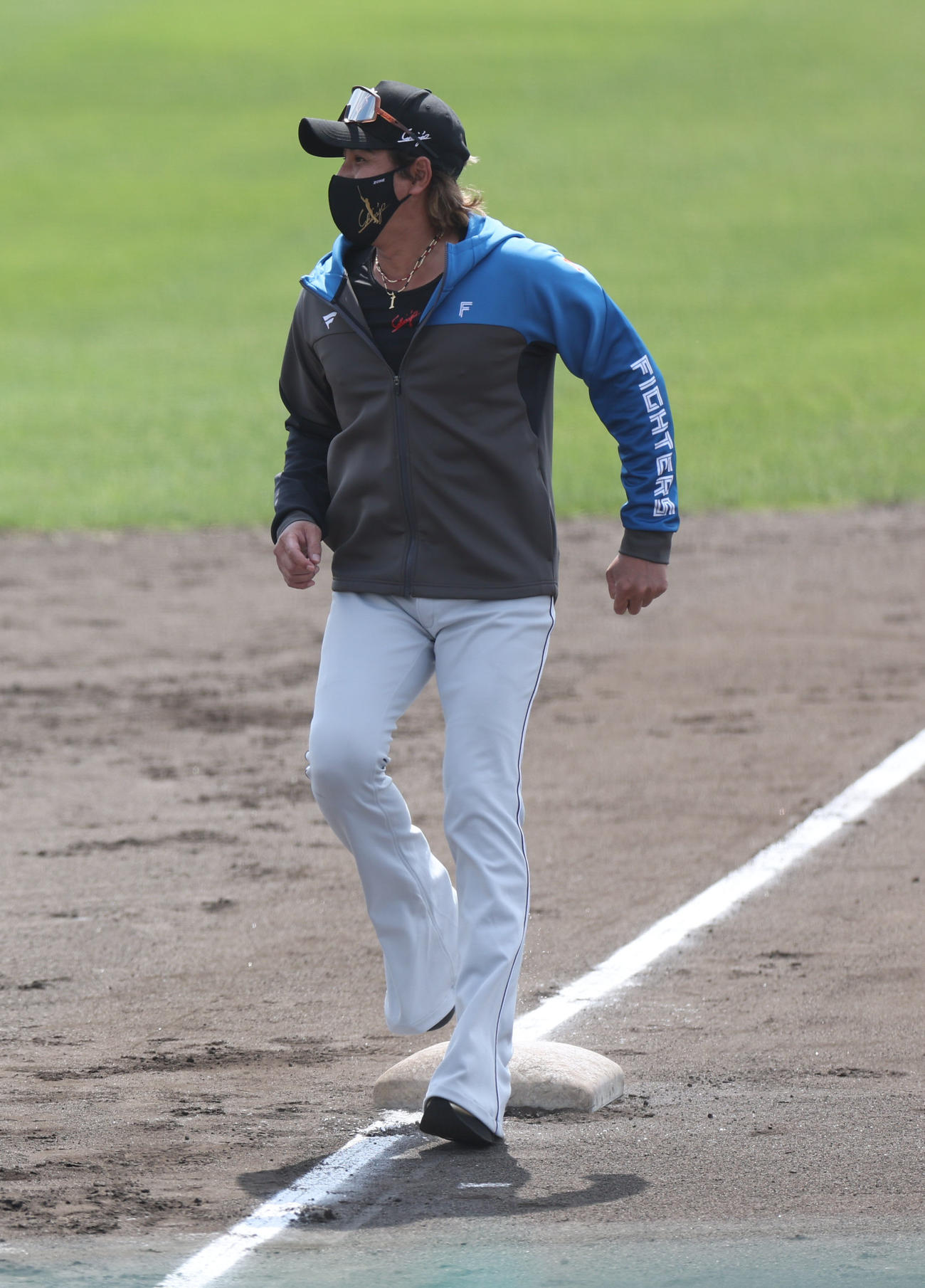 楽天対日本ハム　試合前、三塁ベース付近で走塁指導をする日本ハム新庄監督（撮影・佐藤翔太）