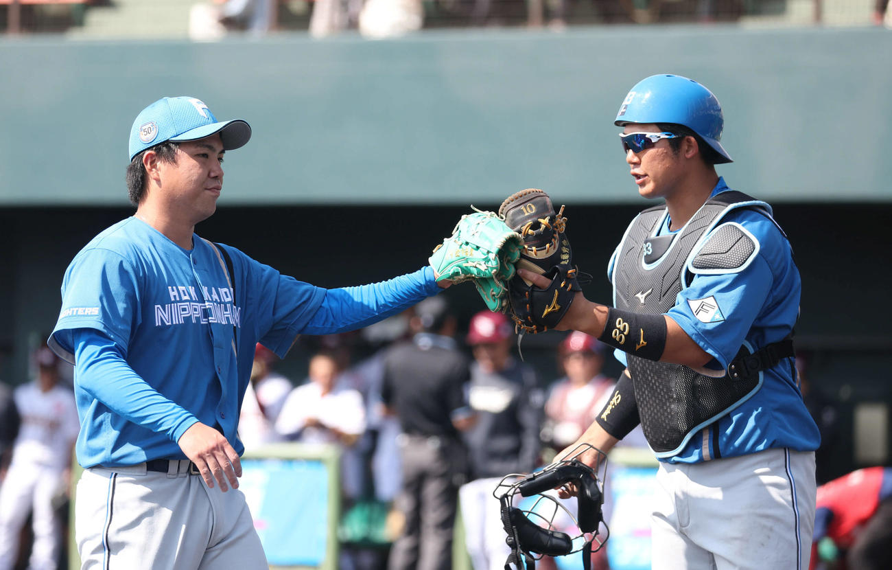 楽天対日本ハム　2回裏を無失点に抑えベンチに戻る日本ハム金村（左）と進藤（撮影・佐藤翔太）