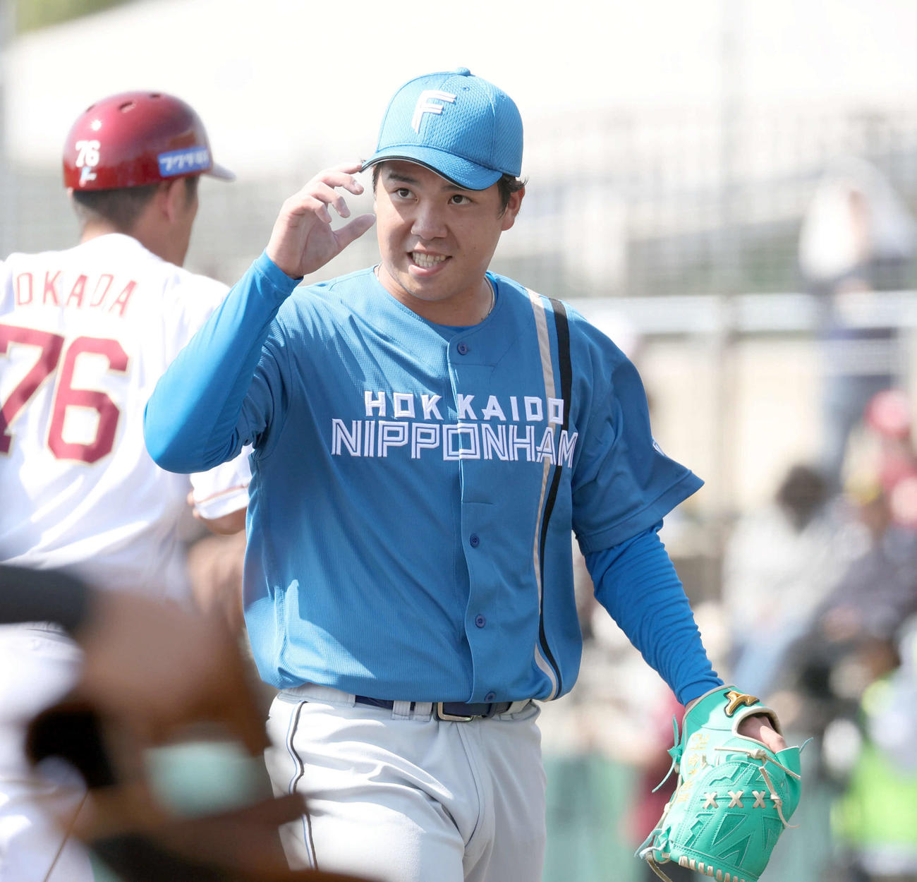 楽天対日本ハム　2回裏を無失点に抑えベンチに戻る日本ハム金村（撮影・佐藤翔太）