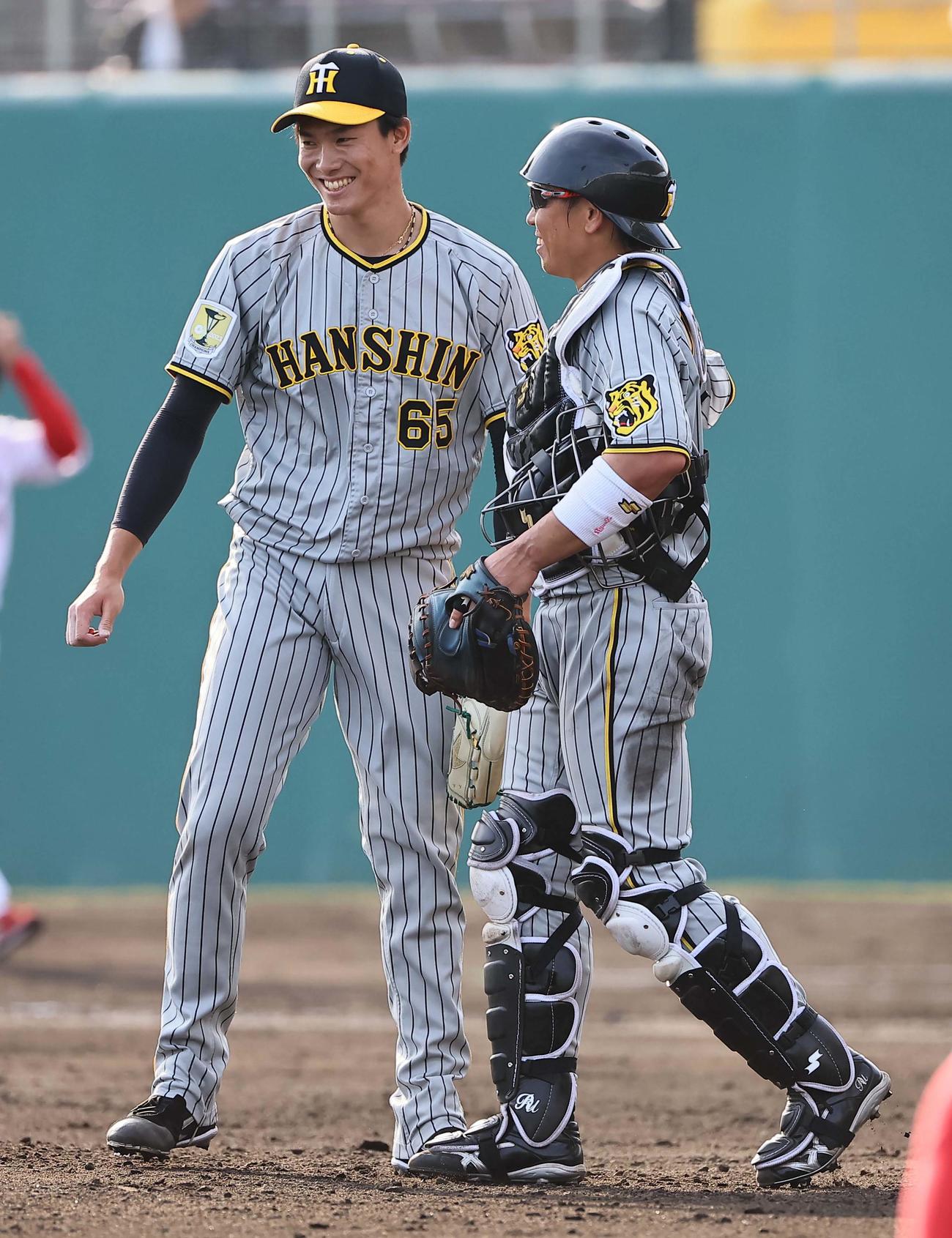 広島対阪神　広島に勝利し笑顔を見せる湯浅（左）と梅野（撮影・上田博志）
