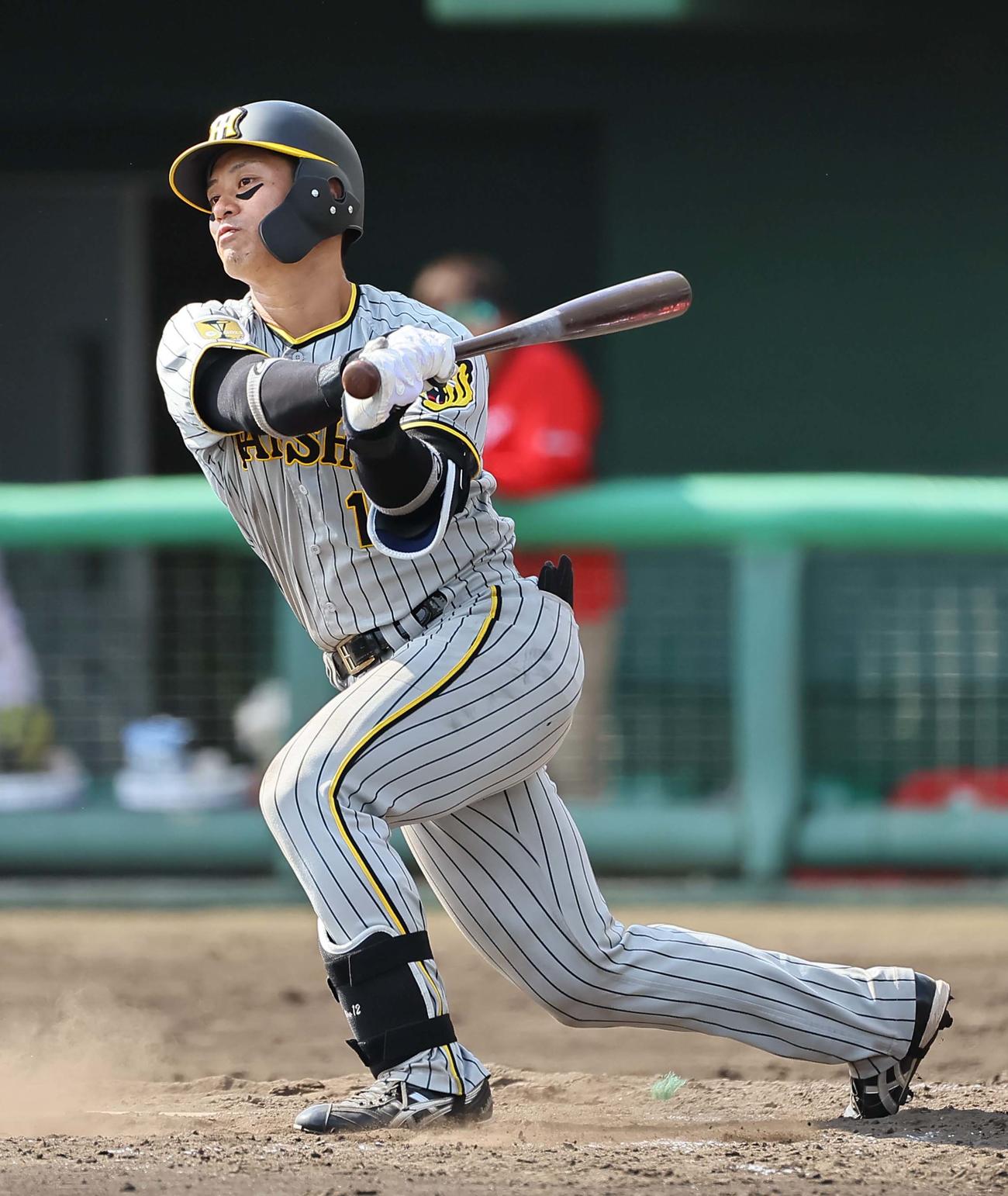 広島対阪神　5回表阪神無死二、三塁、坂本は左翼線へ2点適時二塁打を放つ（撮影・上田博志）