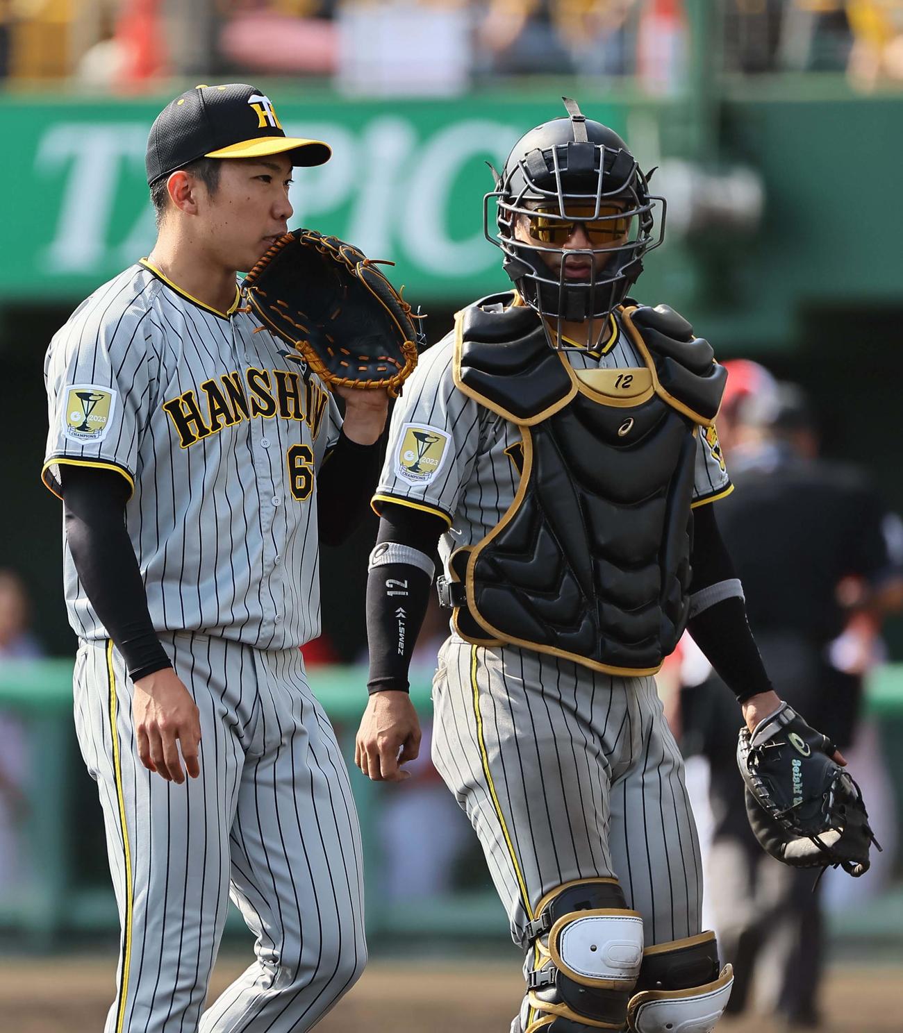広島対阪神　5回を無失点に抑えた石井（左）は坂本と話しながらベンチに引き揚げる（撮影・上田博志）