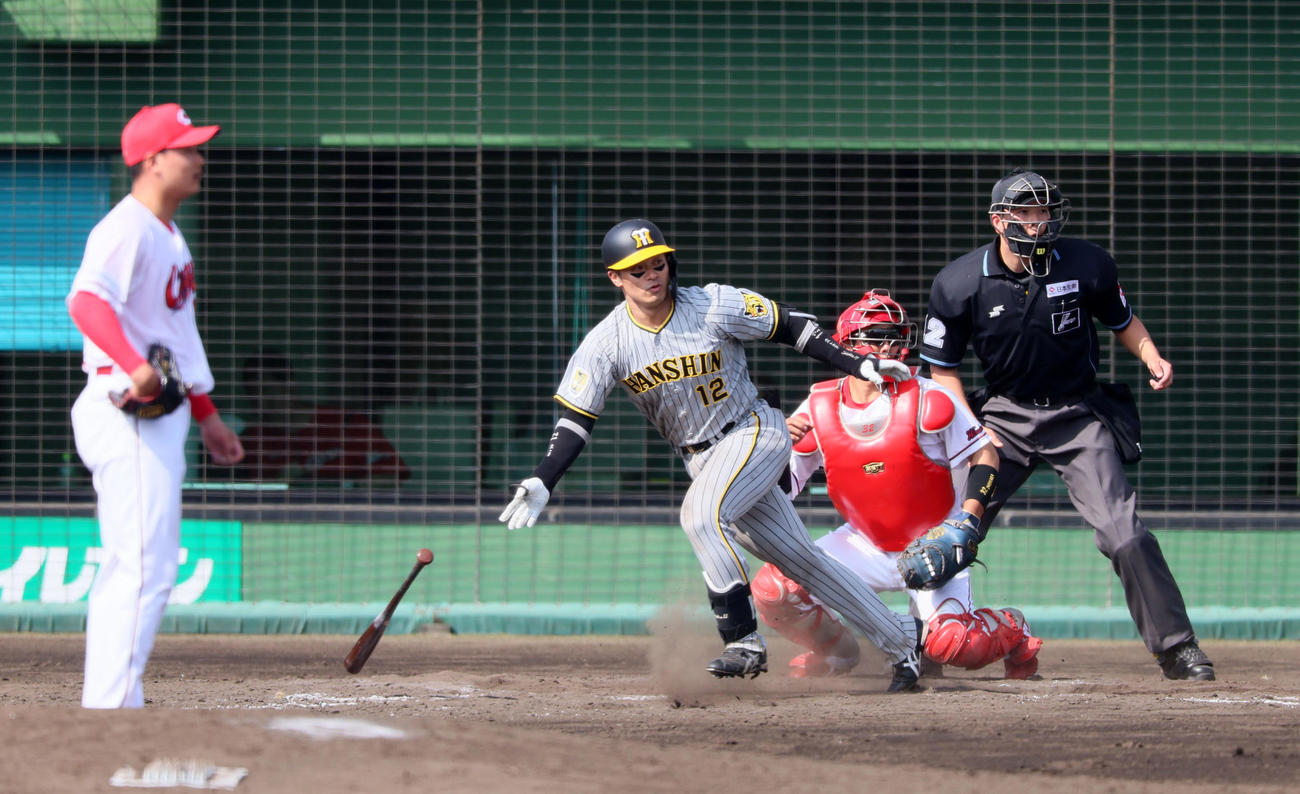 練習試合　広島対阪神　5回表阪神無死二、三塁、坂本は左へ適時二塁打を放つ。投手は森（撮影・加藤哉）