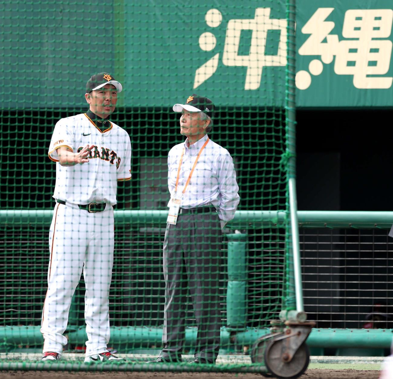 榊原NPBコミッショナー（右）と言葉を交わす巨人阿部監督（撮影・河田真司）