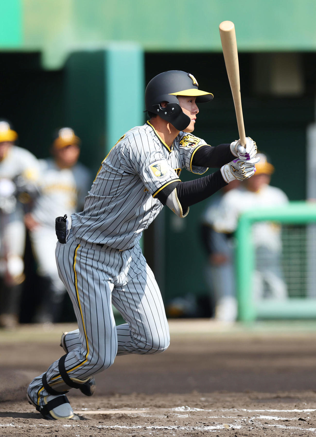 広島対阪神　3回表阪神2死一塁、右前打を放つ小幡（撮影・前田充）
