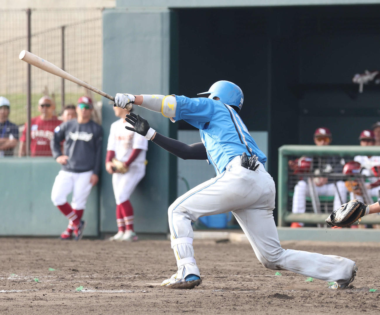 楽天対日本ハム　9回表日本ハム1死三塁、清水は勝ち越しとなる右前適時打を放つ（撮影・佐藤翔太）