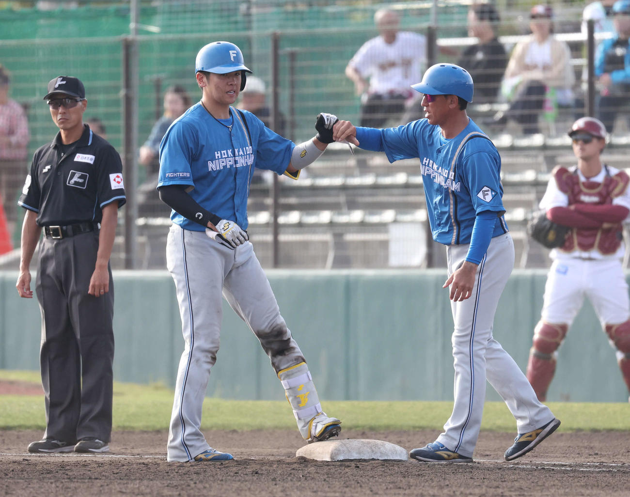 楽天対日本ハム　9回表日本ハム1死三塁、清水は勝ち越しとなる右前適時打を放つ（撮影・佐藤翔太）