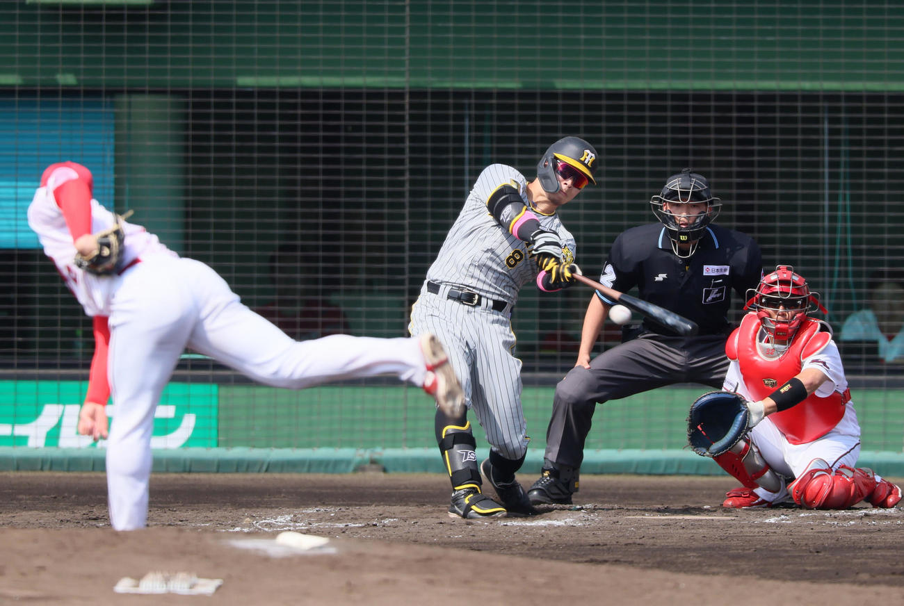 広島対阪神　3回表阪神1死、佐藤輝は右前打を放つ。投手は斉藤（撮影・加藤哉）