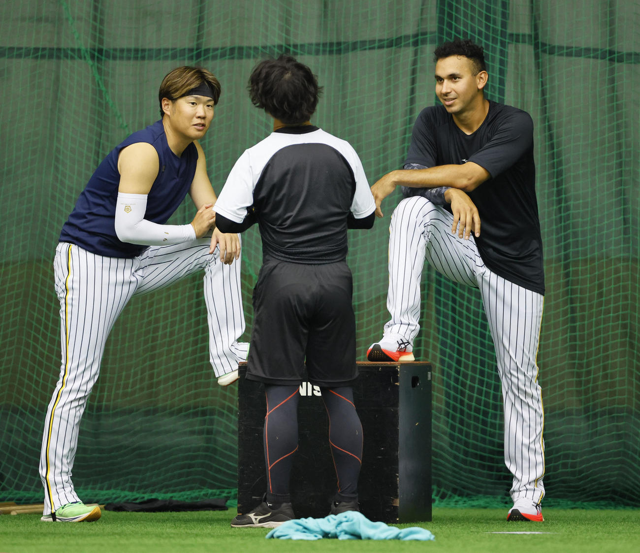 西勇（左）とトレーニングの合間に話をするゲラ（右）（撮影・藤尾明華）