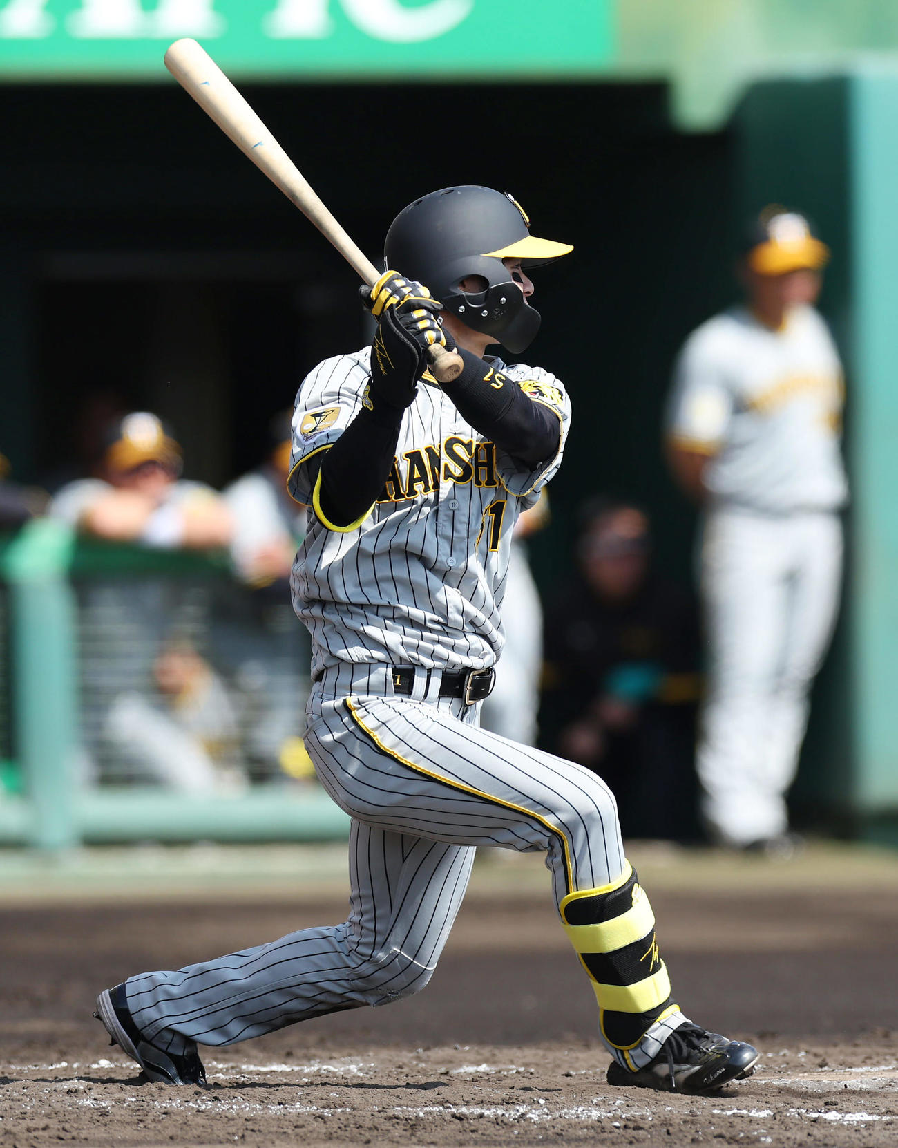 広島対阪神　2回表阪神2死一塁、左前打を放つ中野（撮影・前田充）