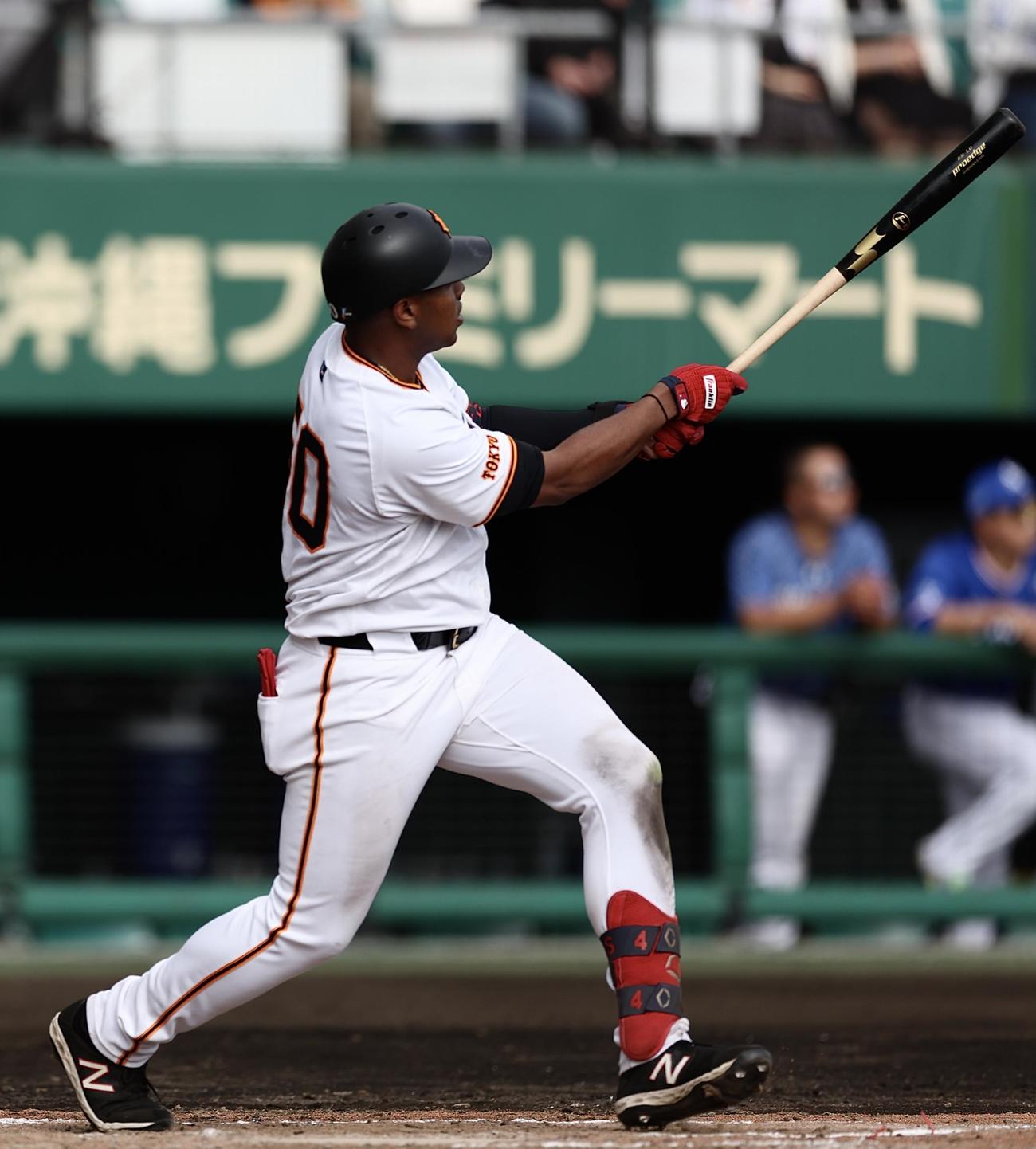 巨人対サムスン　7回裏巨人無死、左越えソロ本塁打を放つオコエ（撮影・河田真司）